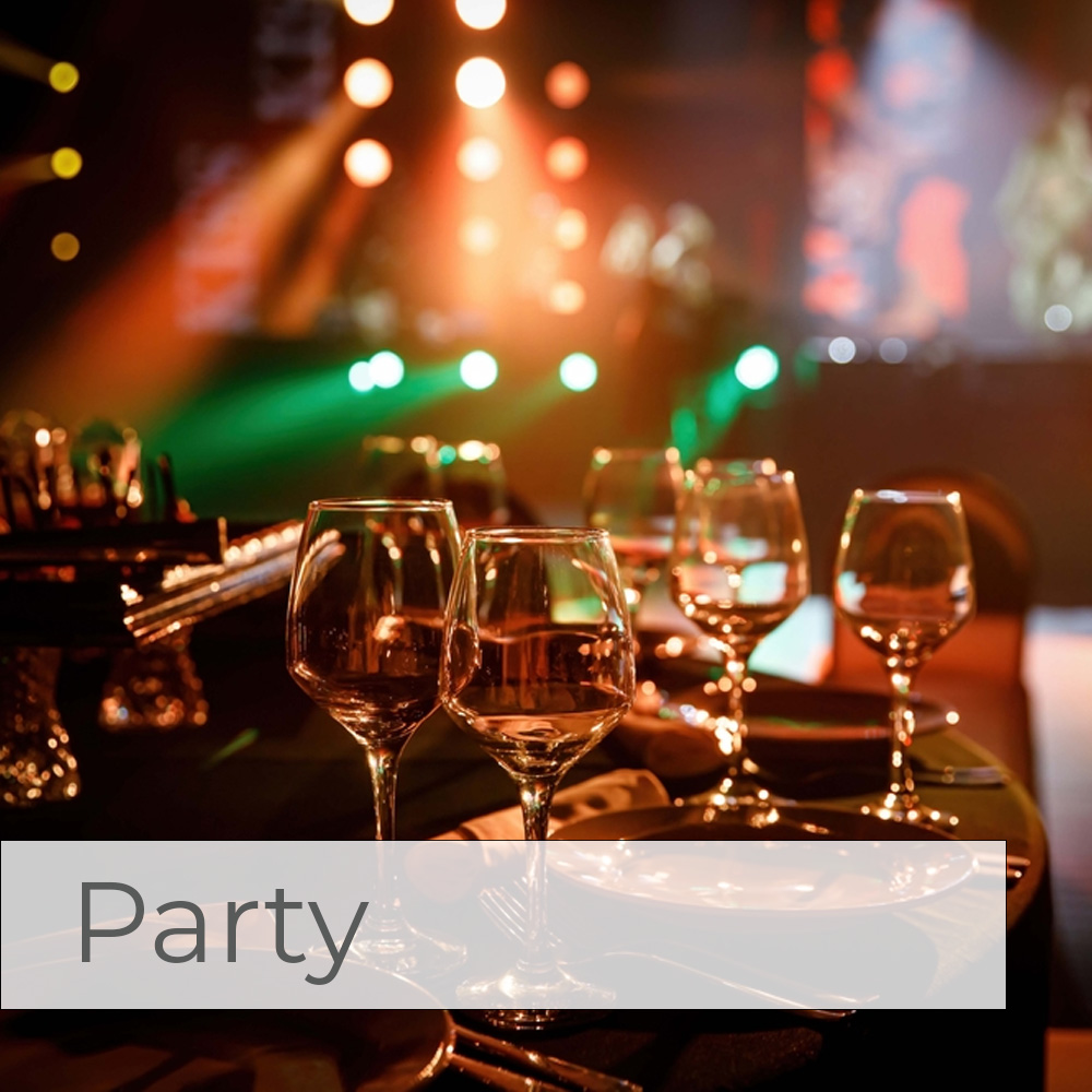 bicchieri in primo piano con luce sullo sfondo