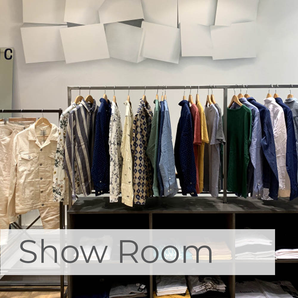 espositore con abiti