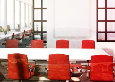 GRANDE TAVOLA CON SEDIE IN UN SALONE CON VETRATE ALLE SPALLE