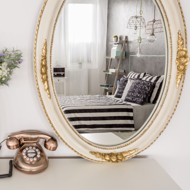 specchio vintage appoggiato su un tavolino