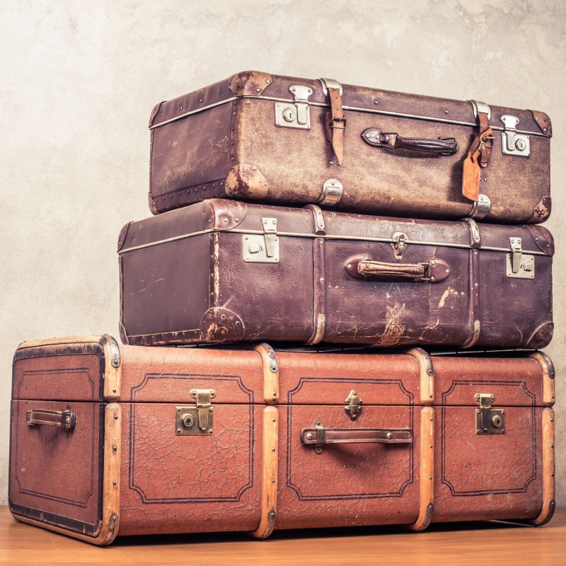 due valigie vintage sopra un baule